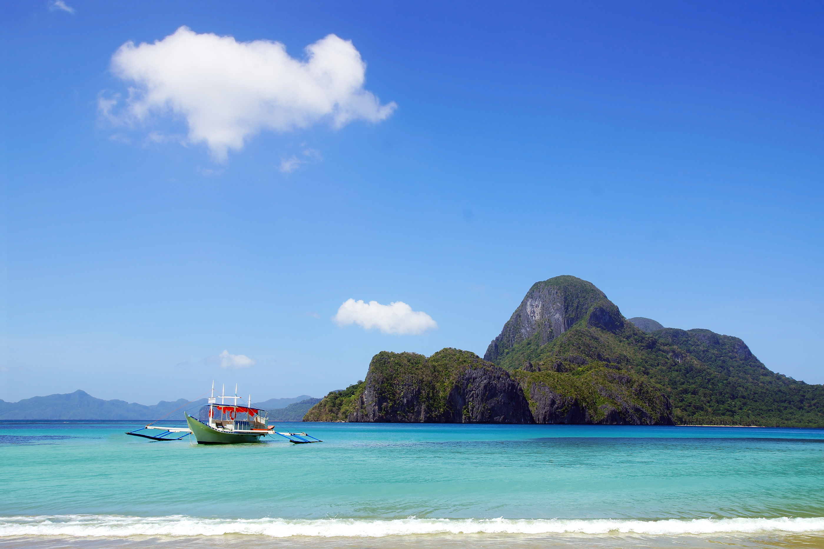 The stunning coastline of the Philippines The stunning coastline of the Philippines